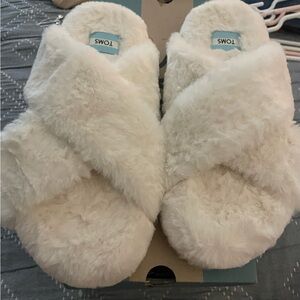 NWOT TOMS Faux Fur Women's Susie Slippers Criss Cross Natural White Cozy size 7